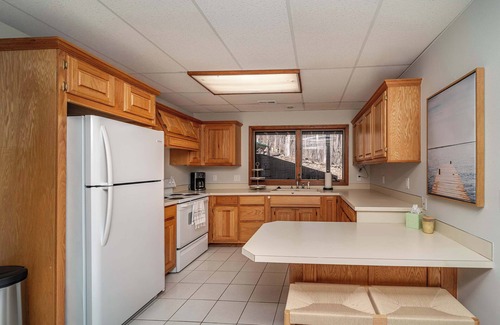Garfield House | Private Pickleball Court, Sleeps 12, Lake Front