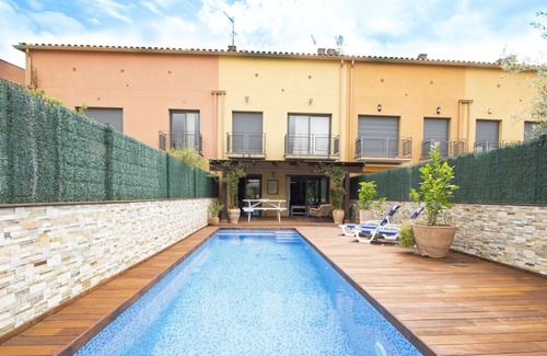 La Bisbal d'Emporda Villa | Private pool and 100m to village center! No car!