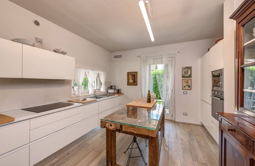 Colico Villa | private pool, garden of 2000m2, not far from beaches and the city center