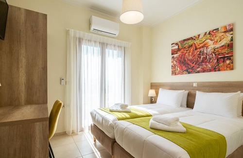 Galatas Villa | Private Pool Luxurious Villa with Parking & BBQ