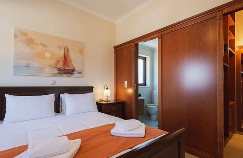 Galatas Villa | Private Pool Luxurious Villa with Parking & BBQ