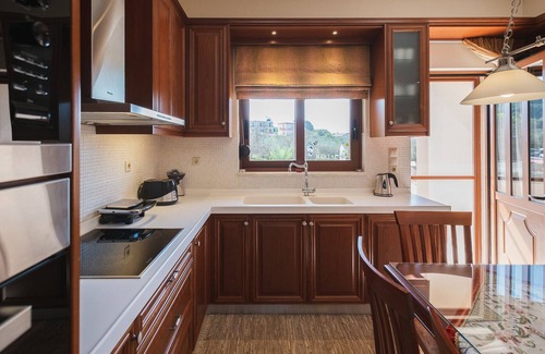 Galatas Villa | Private Pool Luxurious Villa with Parking & BBQ