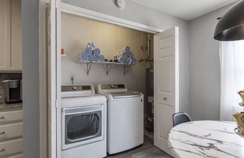 Keller House | Private Pool Oasis in the heart of DFW! Quiet and central.