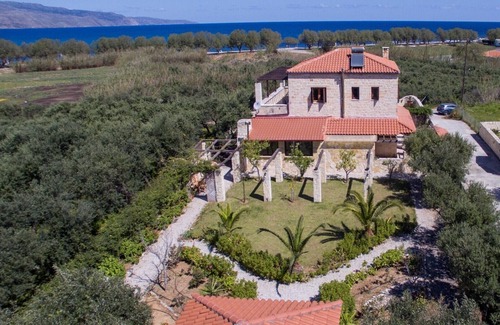 Tavronitis Villa | Private pool★ Stone Villa ★Walking diistance to Beach & Taverna & Supermarket