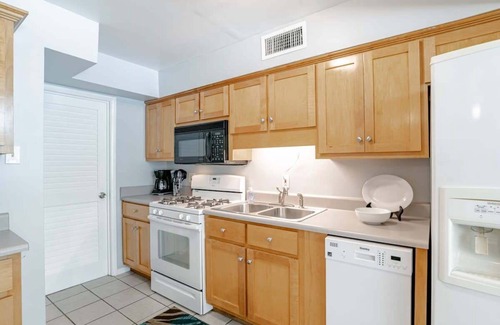 Mobile House | Private Pool & Yard! Mins to Dining & University
