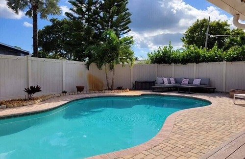 North Corals House | PRIVATE/QUIET Heated Pool,Jacuzzi, Grill,5min to Beach Fishing Pier,Washer&Dryer