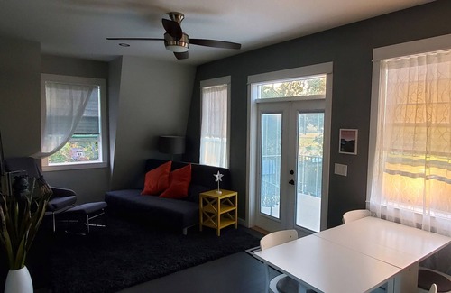 Vernon Cottage | Private & Quite Country Setting - Carriage House. Light and Modern