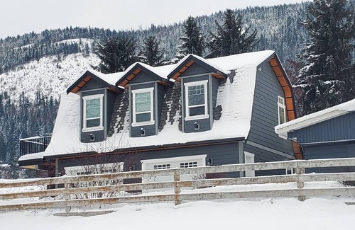 Vernon Cottage | Private & Quite Country Setting - Carriage House. Light and Modern