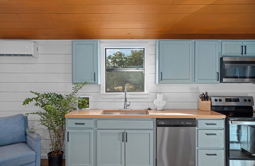 Fredericksburg Cabin | Private Ranch Cabin with Hot-Tub + Close to Townn