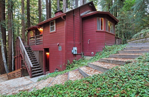 Felton House | Private, relaxing retreat in the redwoods with WiFi, a private deck & BBQ