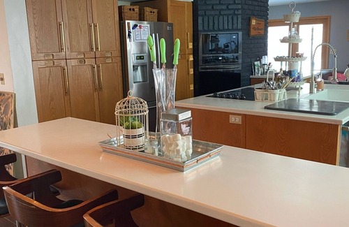 Lincoln House | Private Resort Lodge: Pool-Hot Tub—Billiards-Ping Pong-140 gift basket! 5500sf.