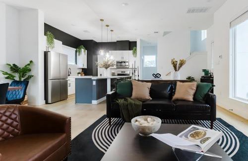 Greater East End House | Private Rooftop in Houston's Downtown! Pizza Oven and Skyline Views