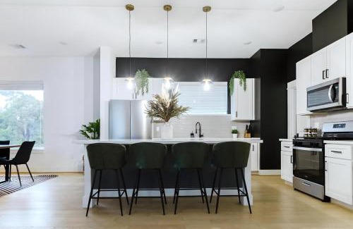 Greater East End House | Private Rooftop in Houston's Downtown! Pizza Oven and Skyline Views