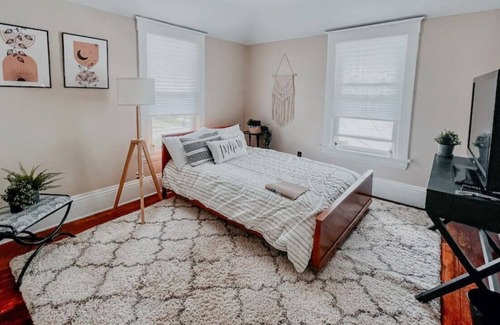 Kalamazoo House | PRIVATE room, Close to DT & airport + Free Parking and cleaning