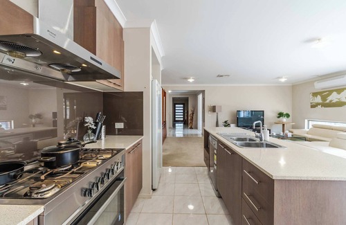 Point Cook House | Private Room * Ensuite & TV in Serene Point Cook