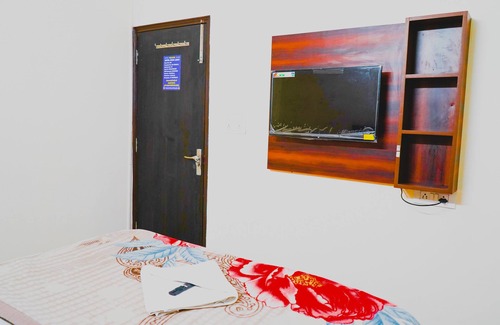 Hari Nagar Ashram Bed & Breakfast | PRIVATE ROOM IN ASHRAM