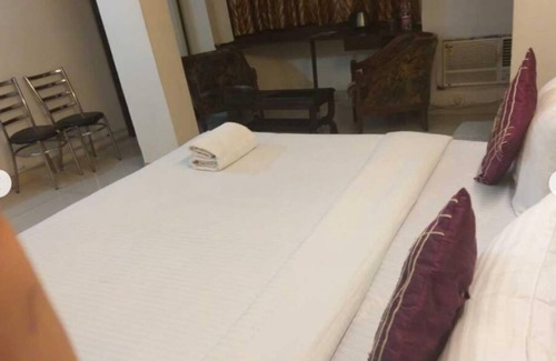 Safdarjung Enclave Bed & Breakfast | PRIVATE ROOM IN SAFDARJANG ENCLAVE
