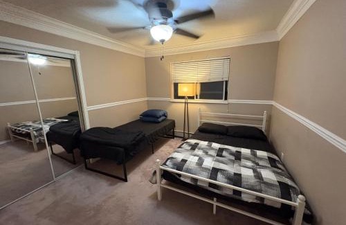 Delta House | Private Room Near Transit, Shopping, High Speed Wi-Fi, Parking