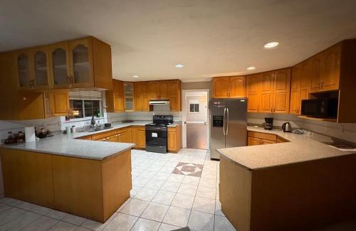 Delta House | Private Room Near Transit, Shopping, High Speed Wi-Fi, Parking