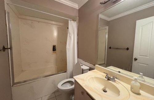 Delta House | Private Room Near Transit, Shopping, High Speed Wi-Fi, Parking