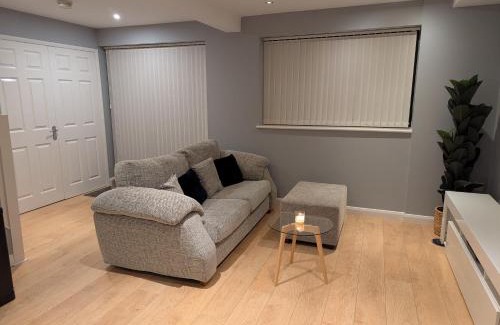 Mapperley House | Private Room, Own Bathroom, Bus Stop and Shops Nearby