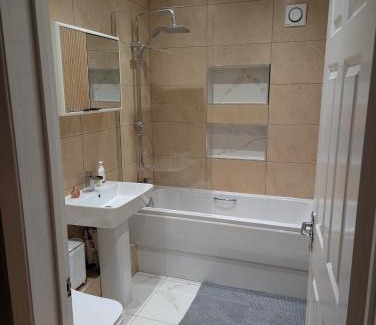 Mapperley House | Private Room, Own Bathroom, Bus Stop and Shops Nearby