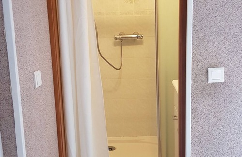 Saint-Herblain Bed & Breakfast | Private room with independent access, 2 pas Polyclinique, Zénith, 20min centreNantes