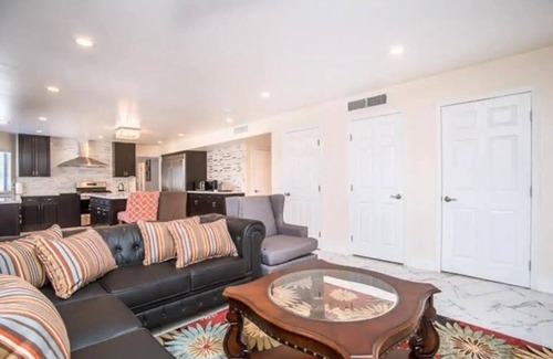Chinatown House | Private Room with a Queen Bed and Private Bathroom