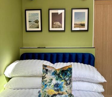 Canterbury House | Private room with ensuite and small double bed