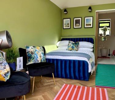 Canterbury House | Private room with ensuite and small double bed
