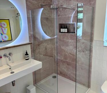 Canterbury House | Private room with ensuite and small double bed