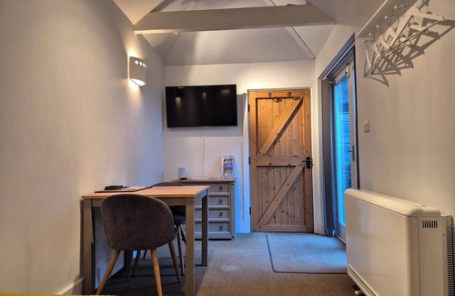 Looe Cottage | PRIVATE ROOM WITH OWN ENTRANCE IN A LOVELY OLD COTTAGE DOWN A QUIET LEAFY LANE