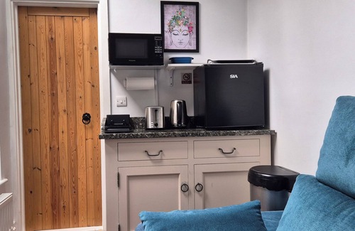 Looe Cottage | PRIVATE ROOM WITH OWN ENTRANCE IN A LOVELY OLD COTTAGE DOWN A QUIET LEAFY LANE