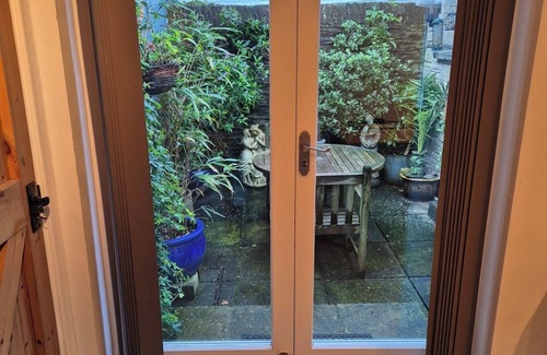 Looe Cottage | PRIVATE ROOM WITH OWN ENTRANCE IN A LOVELY OLD COTTAGE DOWN A QUIET LEAFY LANE
