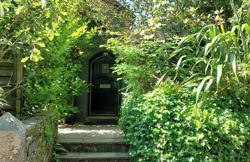 Looe Cottage | PRIVATE ROOM WITH OWN ENTRANCE IN A LOVELY OLD COTTAGE DOWN A QUIET LEAFY LANE