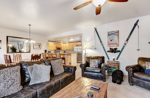 Warrior's Mark Condo | Private Salt Water Hot Tub - 5 Star Reviews - 5 Minute walk to Lifts & Town!