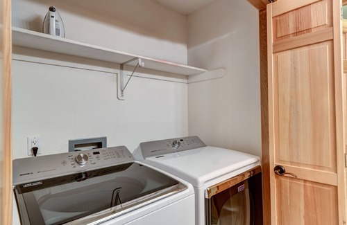 Warrior's Mark Condo | Private Salt Water Hot Tub - 5 Star Reviews - 5 Minute walk to Lifts & Town!