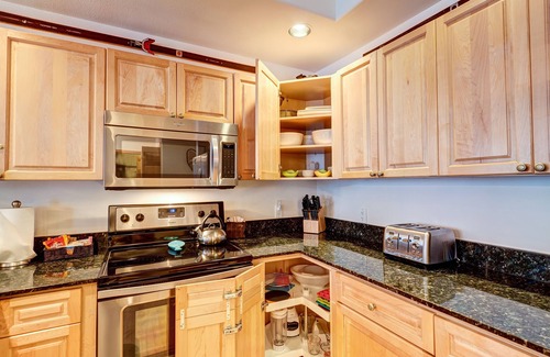 Warrior's Mark Condo | Private Salt Water Hot Tub - 5 Star Reviews - 5 Minute walk to Lifts & Town!