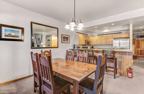 Warrior's Mark Condo | Private Salt Water Hot Tub - 5 Star Reviews - 5 Minute walk to Lifts & Town!