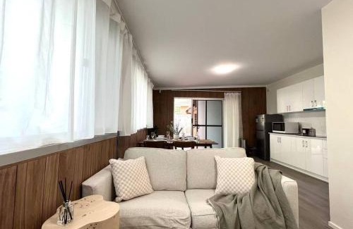 Sunnybank House | Private Spacious Studio King Bed Walk to Hubs