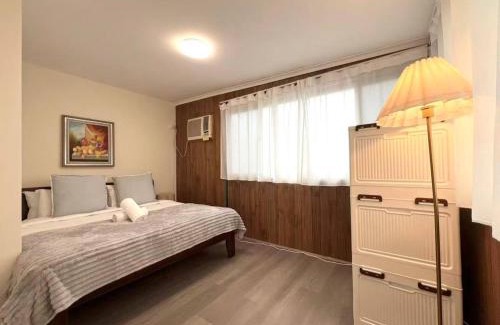 Sunnybank House | Private Spacious Studio King Bed Walk to Hubs