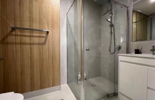 Sunnybank House | Private Spacious Studio King Bed Walk to Hubs