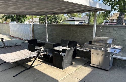 North Hollywood Apartment | Private Studio GuestHouse With Everything!