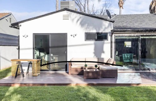 Tarzana House | Private suite, remodeled, private entrance minutes to all beaches.