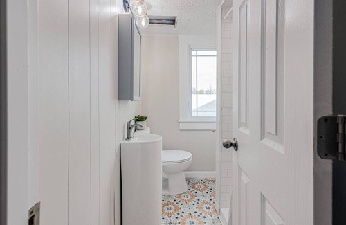 Lebanon Apartment | Private Unit in Lebanon | WiFi | Laundry