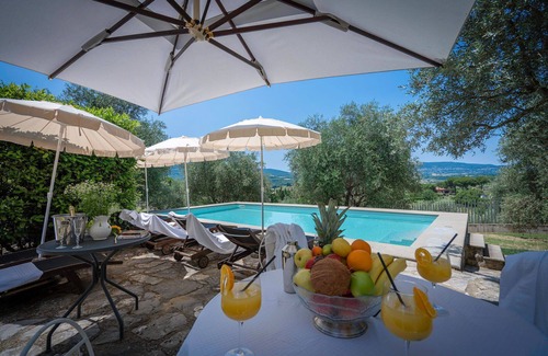 Chiusi Villa | Private Villa with WIFI, A/C, private pool, hot tub, TV, terrace, pets allowed, panoramic view