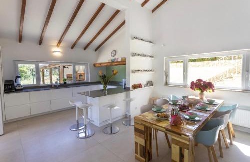 Mafra House | Private Villa with Pool & Jacuzzi, BBQ & Pizzaoven