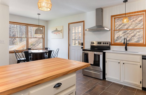 Burnsville House | Private Vineyard Getaway!