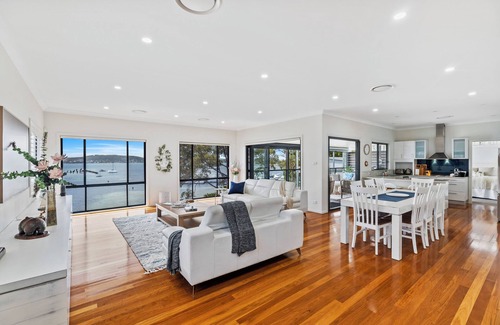 Marks Point House | Private Waterfront 4 Bedroom Home with Jacuzzi. Close to Beach and Cafes.