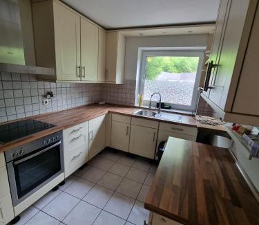 Henstedt-Ulzburg Apartment | Privates Doppelbettzimmer mit gemeisamer Küche bei Hamburg City und Airport